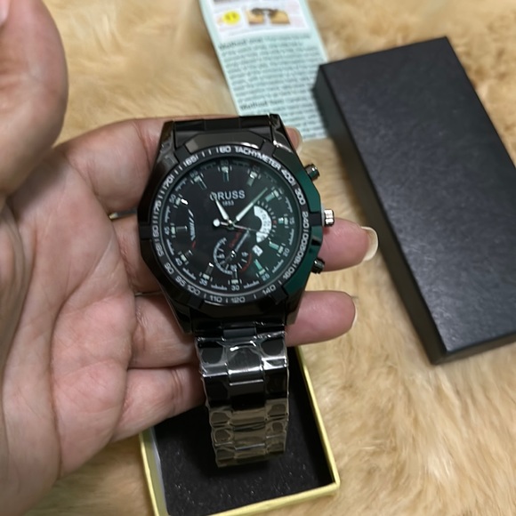 Black Quartz Style Men’s Watch with Chain Adjustment Tool - Picture 4 of 7